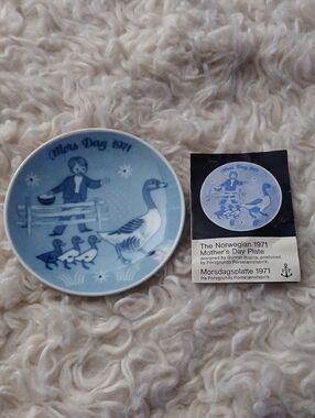 Porsgrund 1971 Mother's Day Blue & White Collector Plate